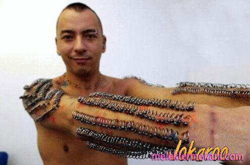 Ampallang piercing (Penisin baş kısmından, yanlamasına geçirilen piercing) Ampallang piercing (Penisin baş kısmından, yanlamasına geçirilen piercing)