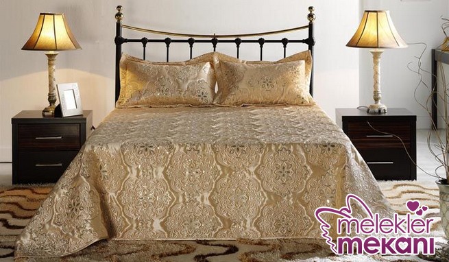 Altın-sarısı-renginde-işlemeli-bellona-yatak-örtüsü-modeli.JPG