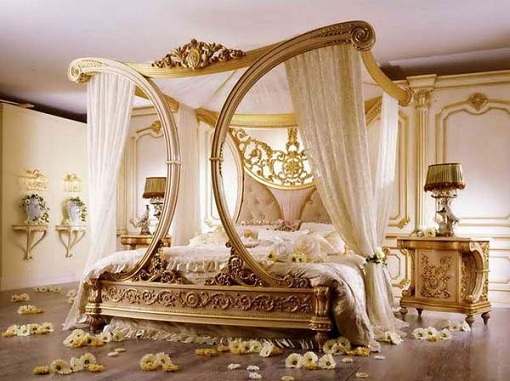 Altın-varaklı-işlemeli-lüks-dizayn-edilmiş-gösterişli-klasik-yatak-odası.jpg
