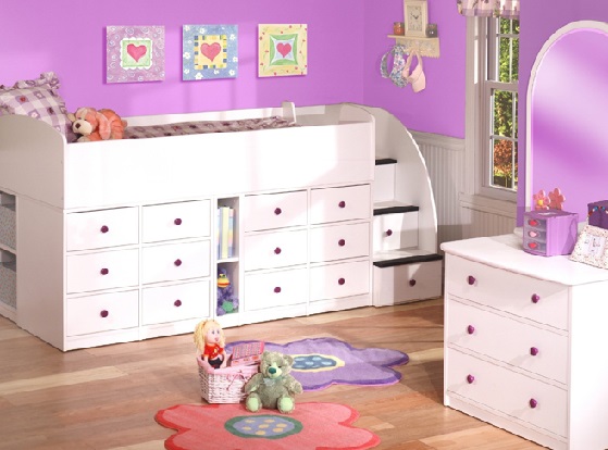 beyaz çekmeceli merdivenli baza şeklinde yatak mor desenli duvar kız bebek odası modeli.jpg