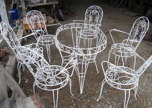 Beyaz-ferforje-masa-ve-sandalye-tasarım-modeli-2013.jpg