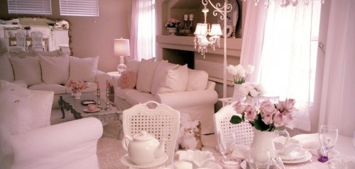 Beyaz-renklerle-dekore-edilmiş-romantik-salon-dekorasyon-modeli-500x239.jpg