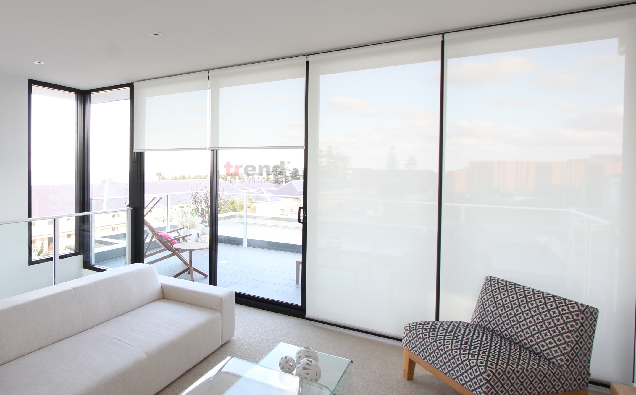 Beyaz renkte stor perde modeli işyerleriniz için.jpg