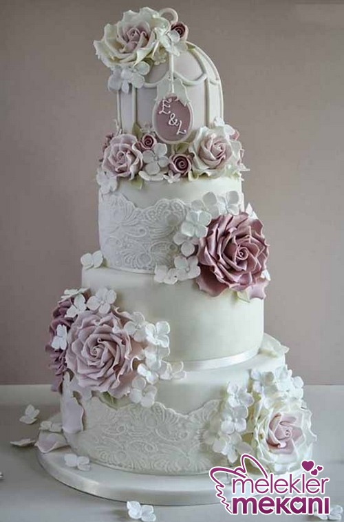 Beyaz-Ve-Pembe-Güllü-Düğün-Pasta-Modeli.JPG