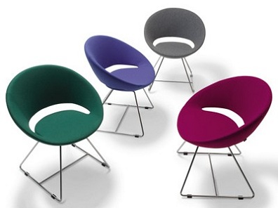 Birbirinden-farklı-renklerde-tasarlanmış-metal-ayaklı-değişik-sandalye-modeli-örneği.jpg