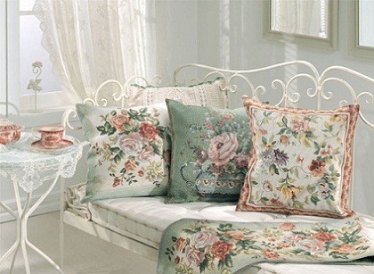 Birbirnden-farklı-çiçekli-english-home-yastık-tasarımları.jpg