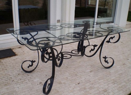 Çok-şık-ferforje-tasarımlı-cam-masa-örneği-modeli-500x363.jpg
