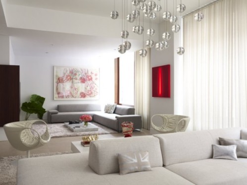 Dekoratif-avizeli-beyaz-modern-salon-dekorasyonu-modeli.jpg