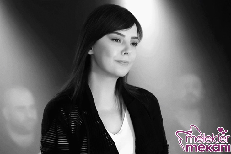 Ebru Gündeş Resimleri 3.jpg