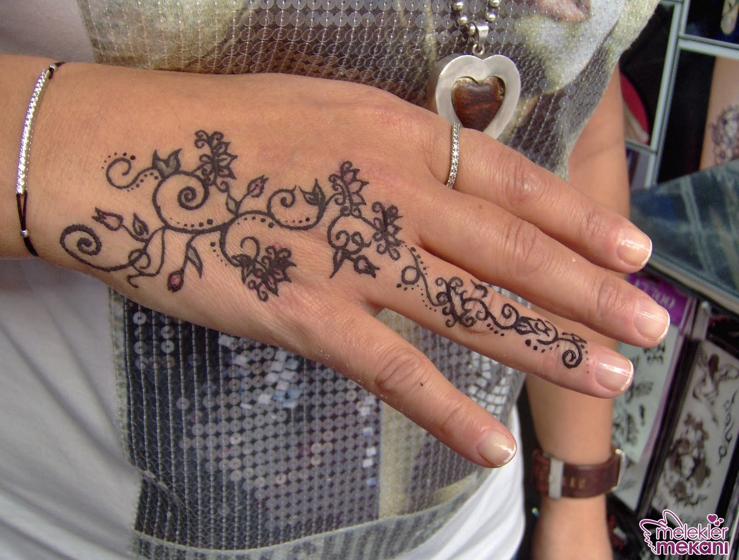 en güzel hint kınası el dövmeleri.JPG