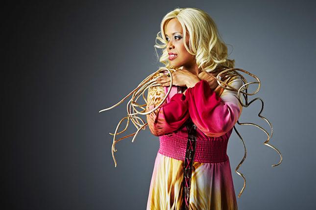 en uzun tırnaklı kadın 1.jpg