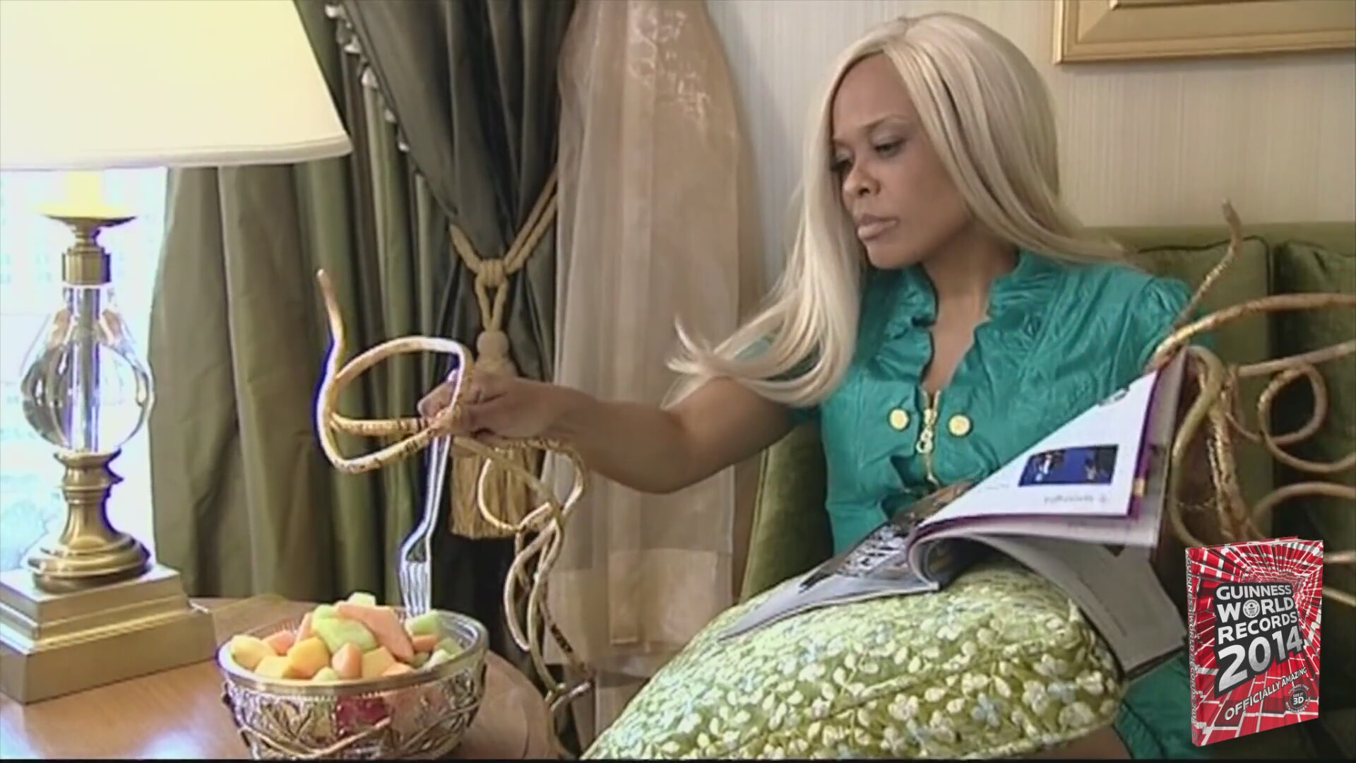 en uzun tırnaklı kadın 1.jpg