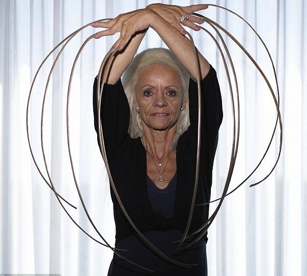 en uzun tırnaklı kadın 2.jpg