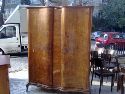 farklı kapılı antika dolaplar.jpg