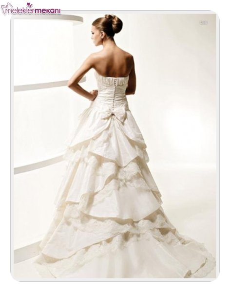 fiyonklu gelinlik modelleri_ (8).jpg