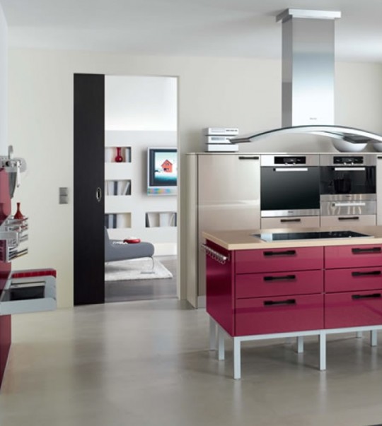 fuşya-renkli-şık-dolapları-ile-tasarlanmış-renkli-mutfak-dekorasyonu.jpg