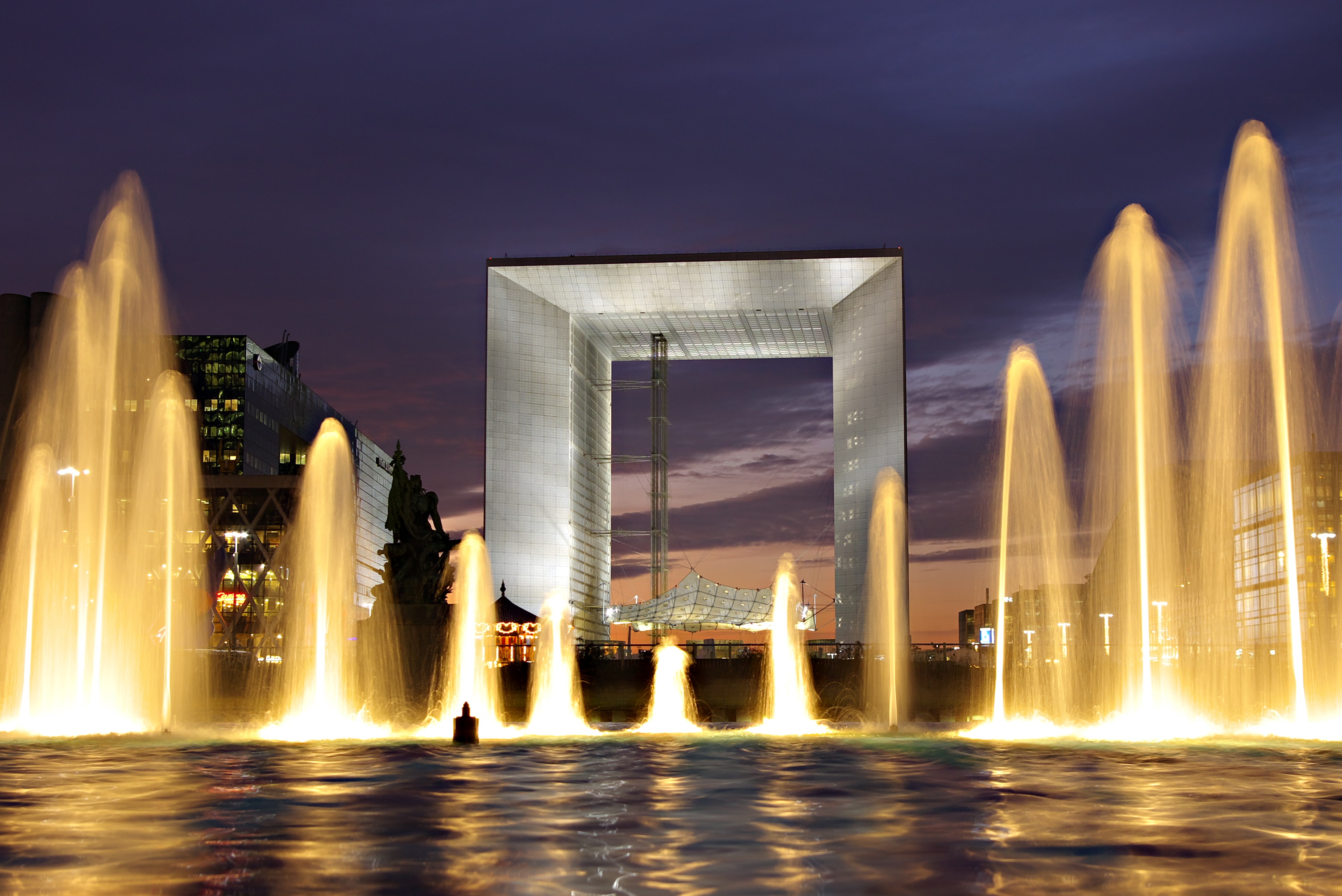 Grande_Arche_de_La_Défense_et_fontaine.jpg