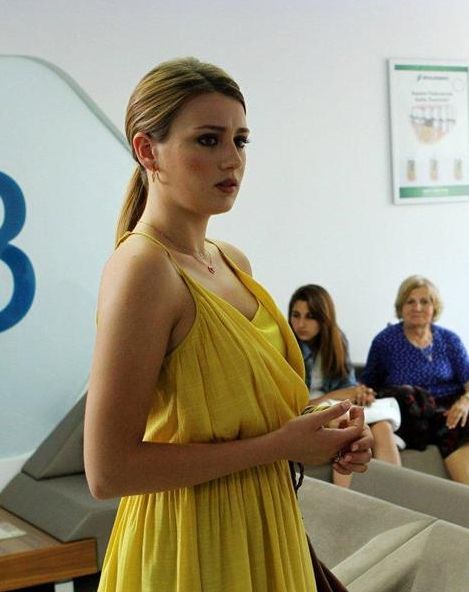 Güzel-Köylü-dizisi-Gülün-sarı-elbisesi.jpg