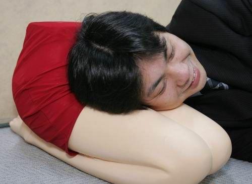 Hatun sevenlere hatun bacağı şeklinde yastık.jpg