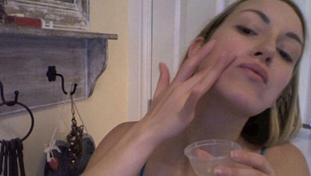 her gün yüzüne sprem sürüyor.jpg