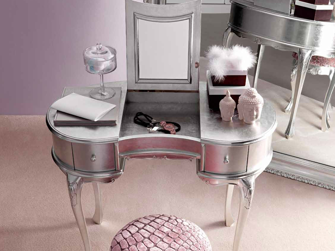 İkea-gümüş-renkli-modern-makyaj-masasi.jpg