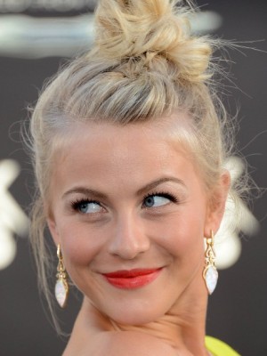 Julianne-Hough-Topknot-Updo-Hairstyle-300x400.jpg