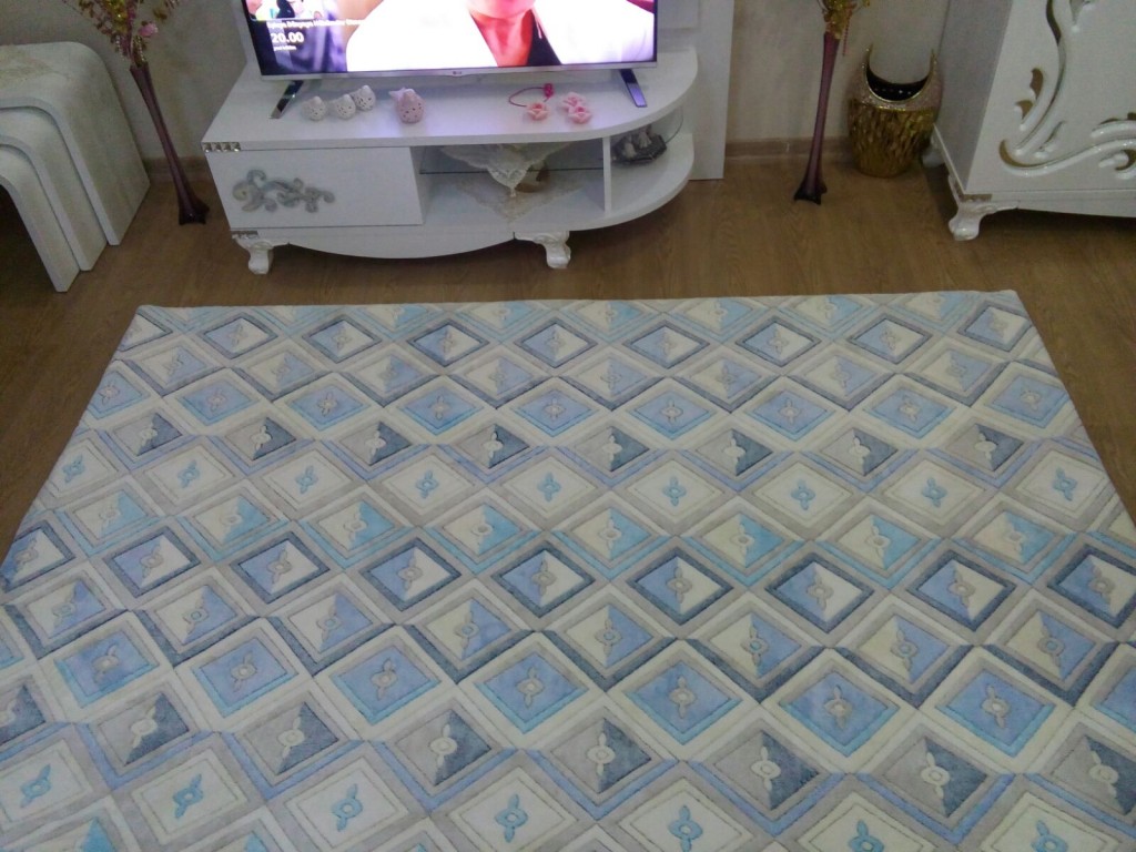 Kare-Desenli-Mavi-Lastikli-Halı-Örtüsü.jpg