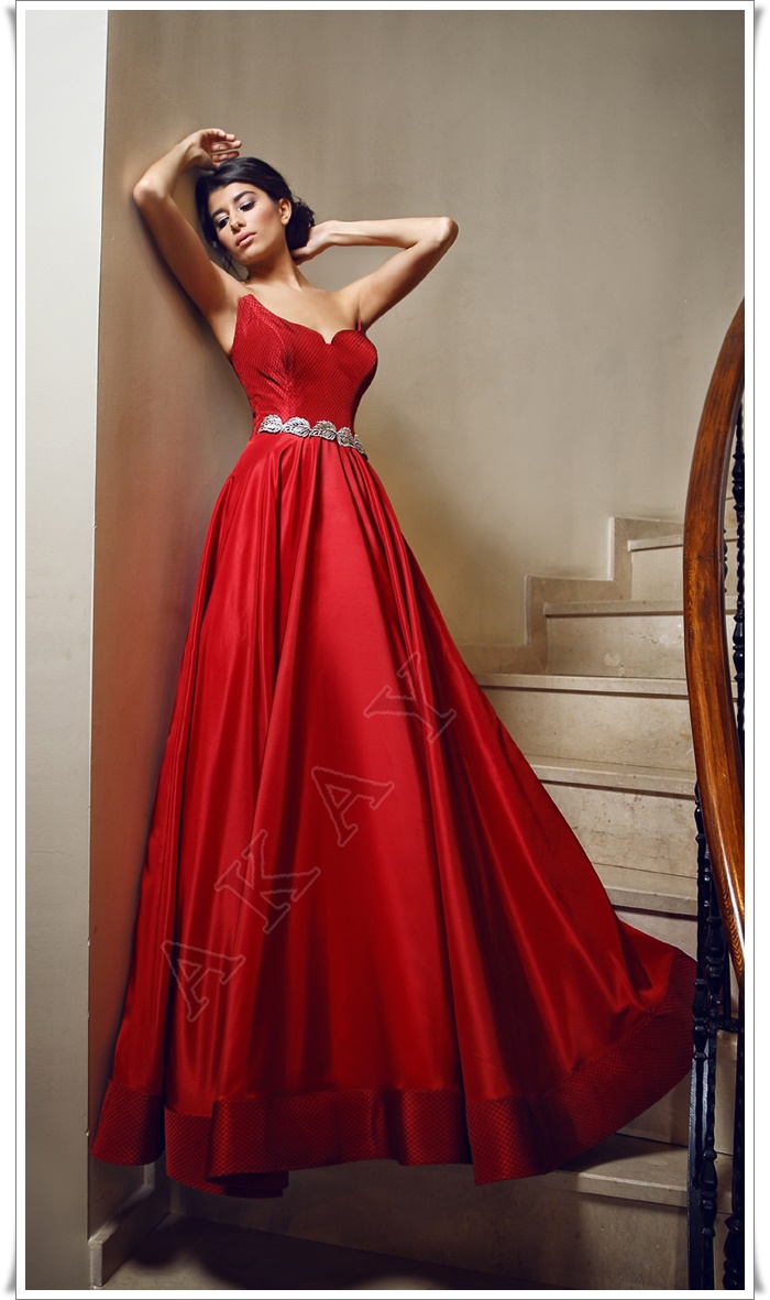 kırmızı uzun dekolteli tüllü işlemeli abiye elbise modelleri_ (12).jpg