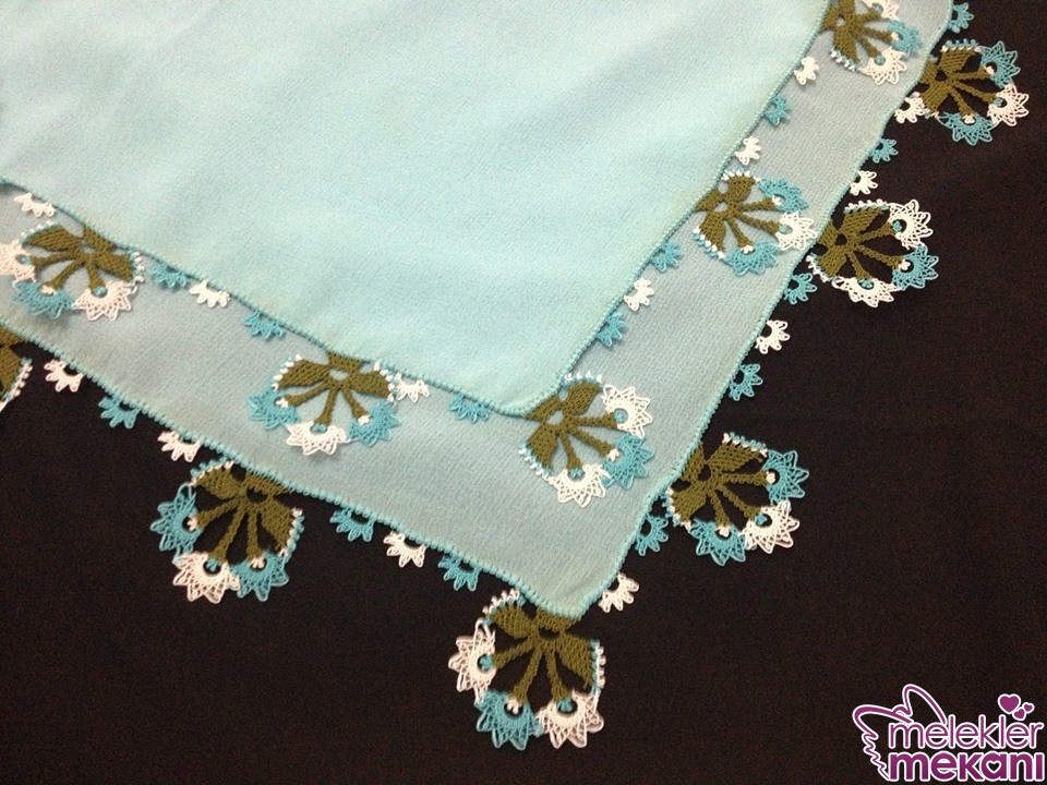 mavi beyaz cicekli yazma kenari oya modeli.jpg