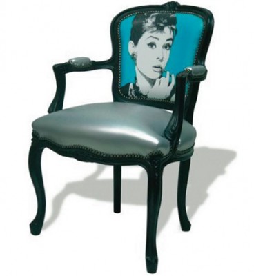 Mavi-kadın-resmedilmiş-pop-art-kumaş-desenli-sandalye-tasarımı-modeli-368x400.jpg