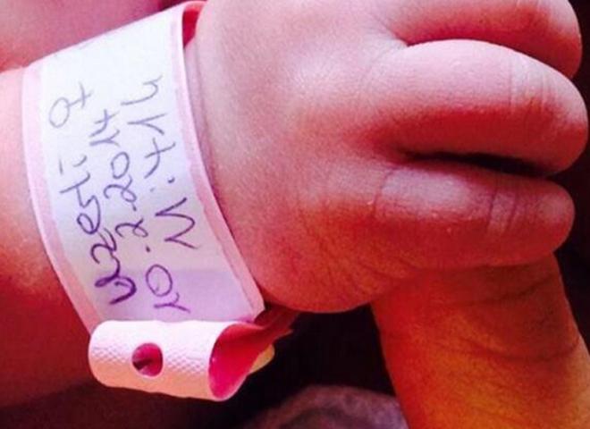 meryem uzerlinin bebegi kizi.jpg