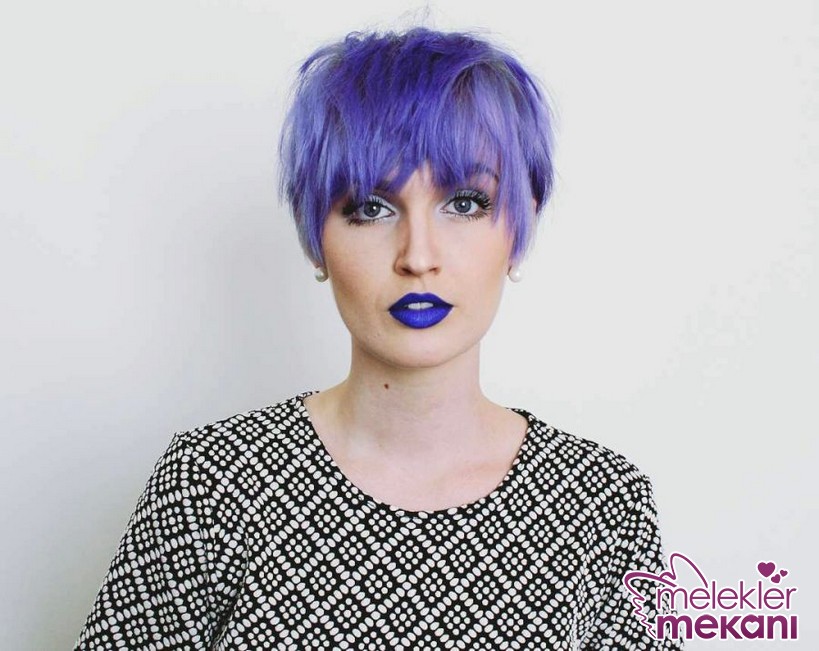 mor-renk-kahküllü-kısa-saç-modeli.JPG