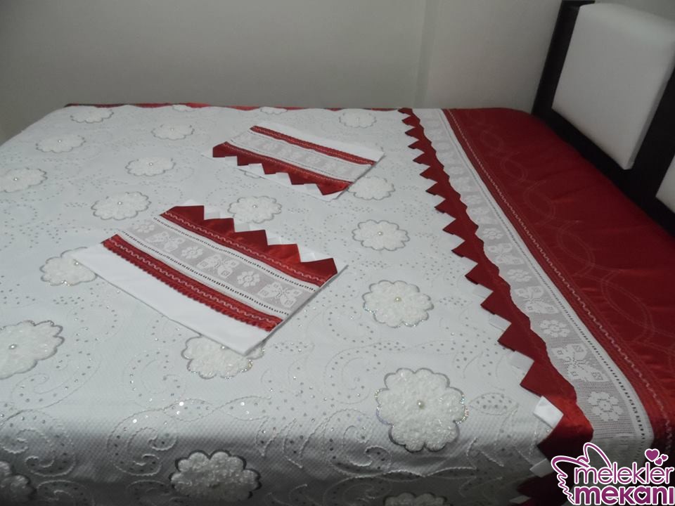 pullu islemeli dantelli pike takimi.jpg