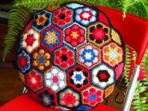 rengarenk-örülmüş-motifli-dekoratif-yastıklar-2014.jpg