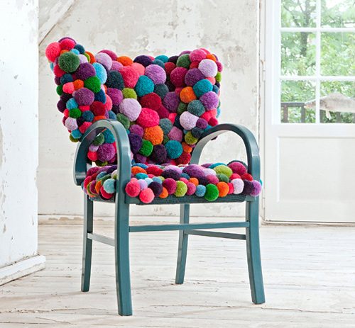 rengarenk-ponponlarla-tasarlanmış-dekoratif-çılgın-sandalye-modeli.jpg