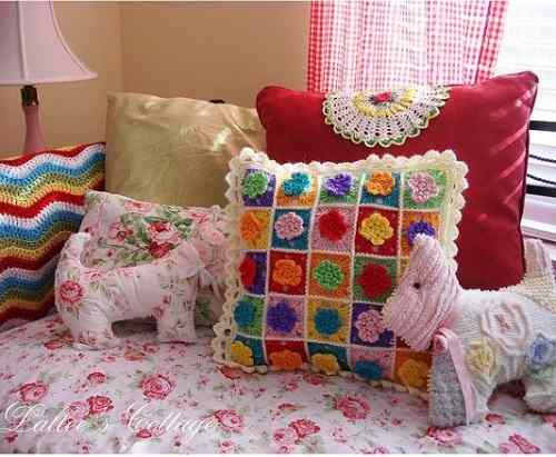 renkli-motiflerle-dekoratif-örgü-yastıklar-2014.jpg