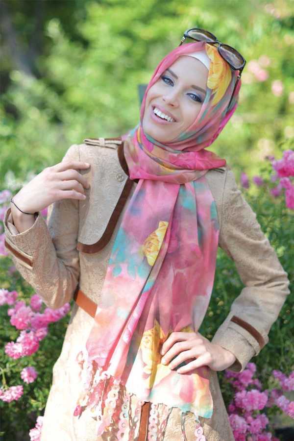 sezonu-tesettür-giyim-pembe-renkli-dijital-gül-baskılı-yeni-Şal-modelleri-neva-style.jpg