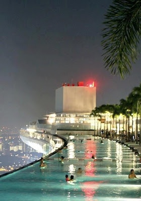 Singapur Marina Bay Sands Casino 57. katında yüzme havuzu.jpg