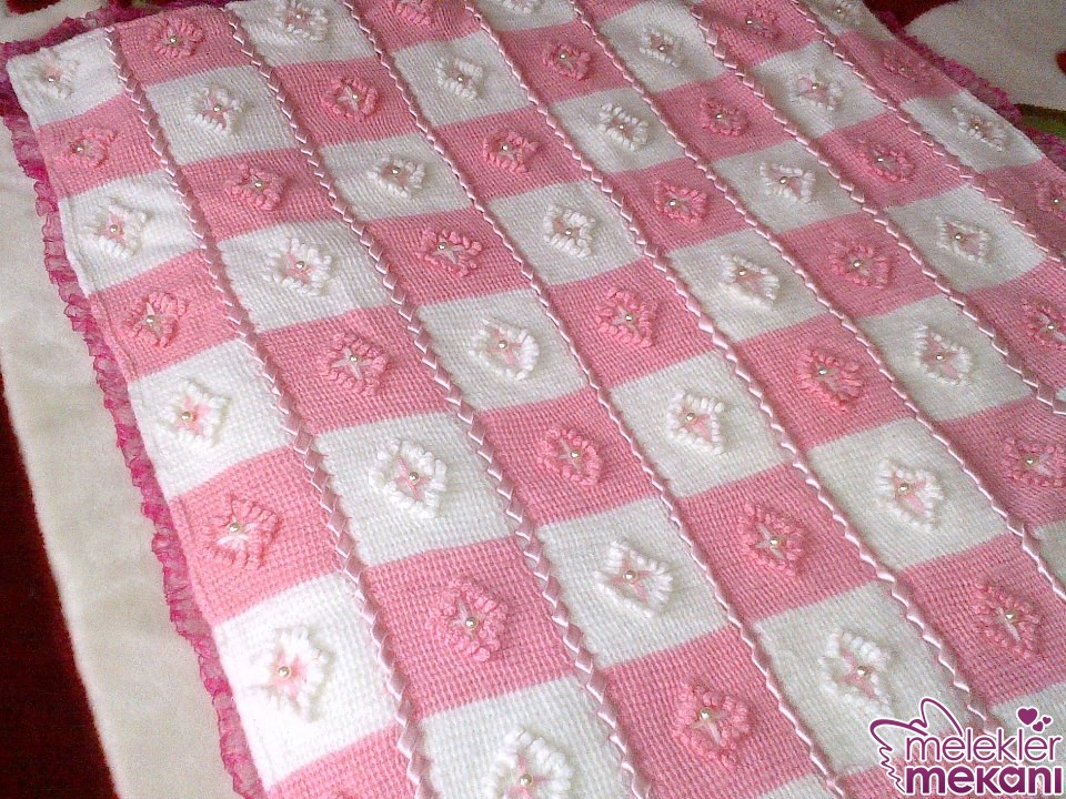 tunus orguden kenarlari tul suslemeli motifli pembe beyaz bebek battaniyesi.jpg