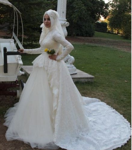 uzun-kuyruklu-tesettur-kapali-gelinlik-modeli-2016-2.jpg