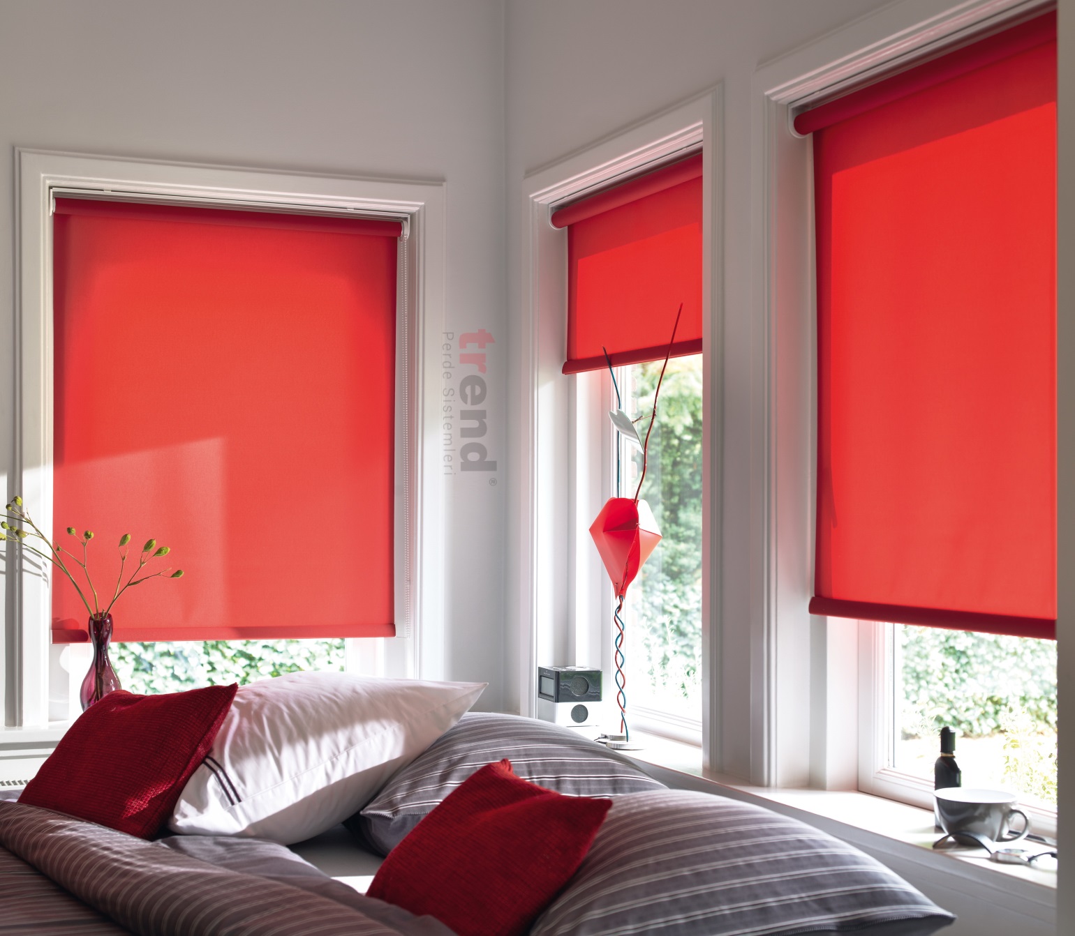 Yatak odalarına kırmızı stor perde modeli.jpg
