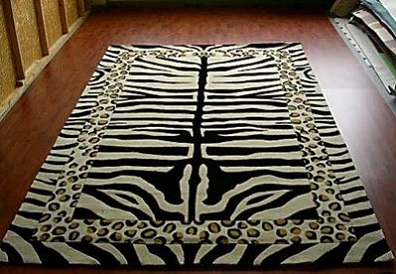 Zebra-desenli-modern-yer-yer-leopar-desen-motifleri-de-içeren-zebra-desenli-halı-modeli-örneği.jpg