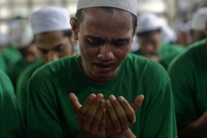 muslim-prayer-crying.jpg