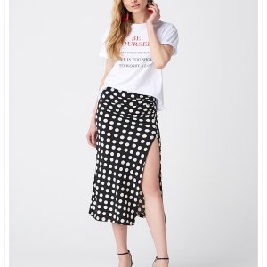 siyah yırtmaçlı puantiyeli etek.jpg