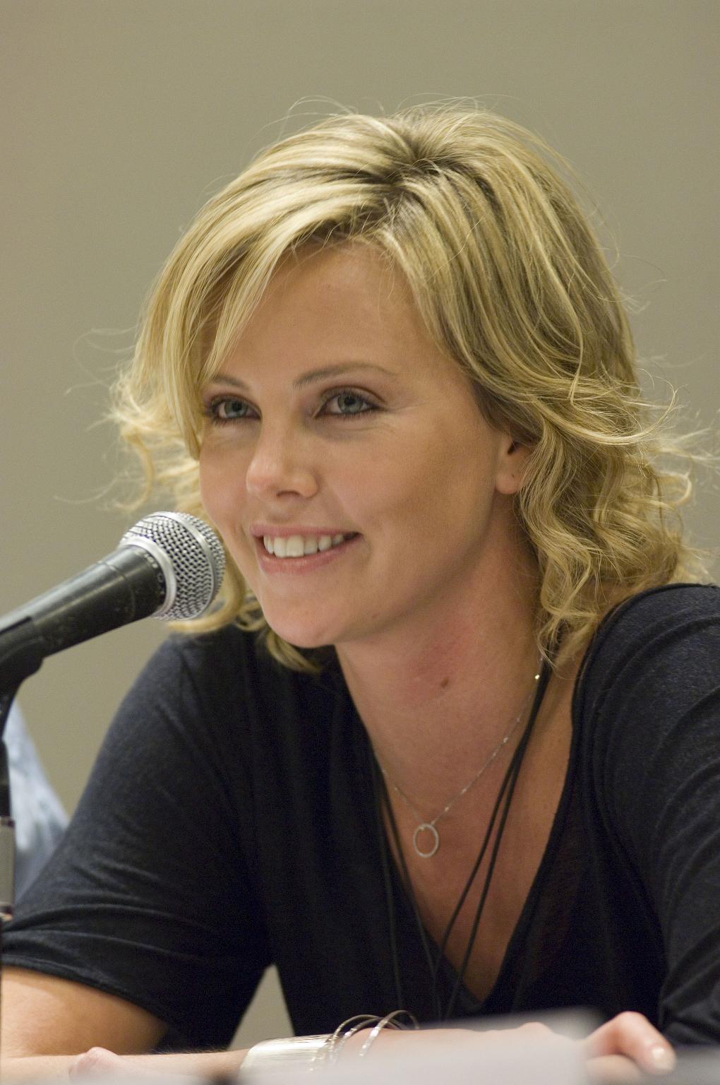 Charlize_Theron%20(4)-1bd.jpg