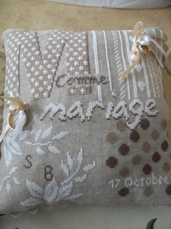 deco-mariage-coussin-alliances-maison-img-ac.jpg