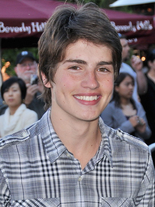 gregg_sulkin-328.jpg