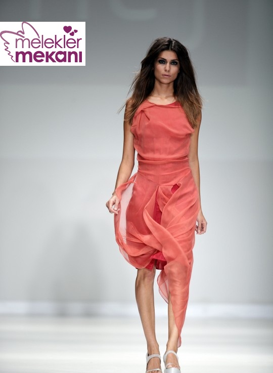 istanbul-fashion-week-2011-nejla-guvenc-2012-ilkbahar-yaz-koleksiyonu-defilesi-10-2a4.jpg