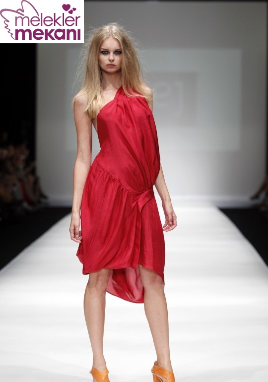 istanbul-fashion-week-2011-nejla-guvenc-2012-ilkbahar-yaz-koleksiyonu-defilesi-11-3c4.jpg