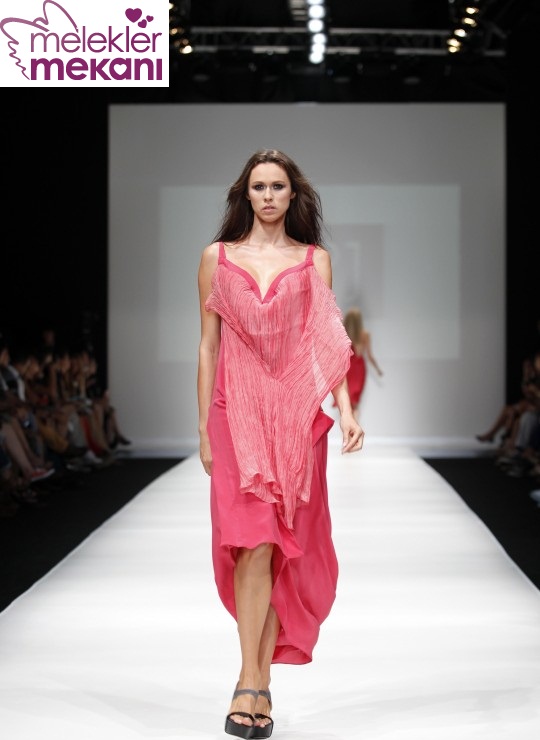 istanbul-fashion-week-2011-nejla-guvenc-2012-ilkbahar-yaz-koleksiyonu-defilesi-12-36b.jpg